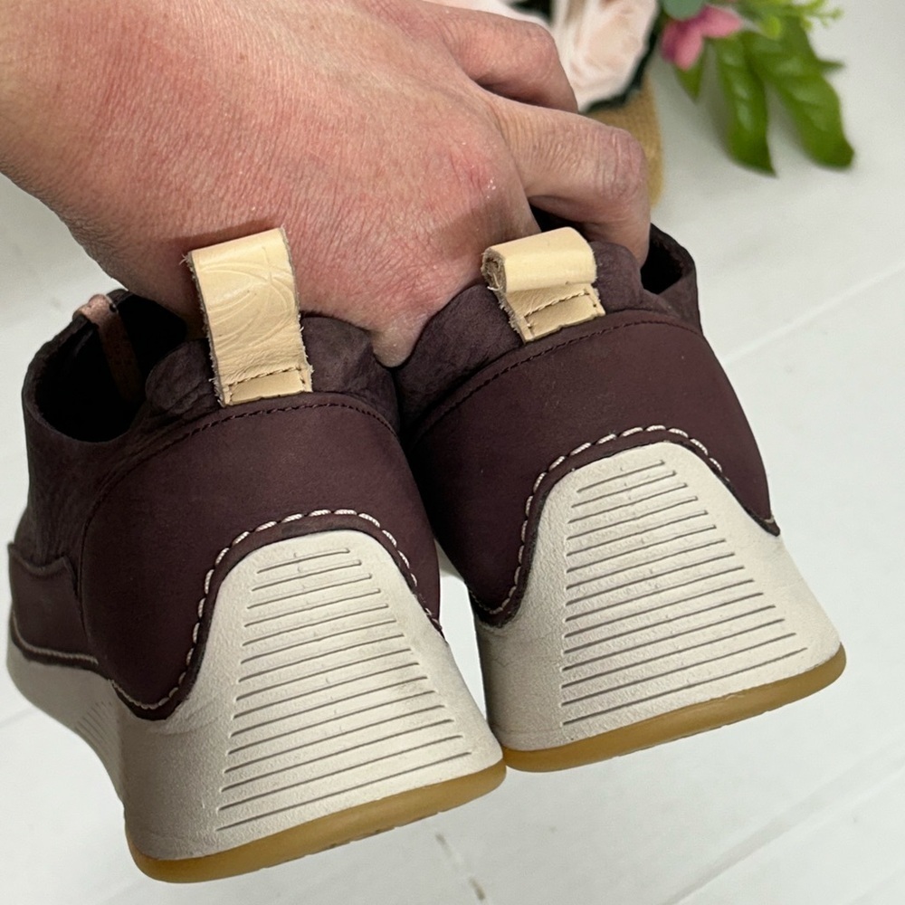 Clarks Dark Brown Sneakers with Light Pink Laces - Picture 4 of 6